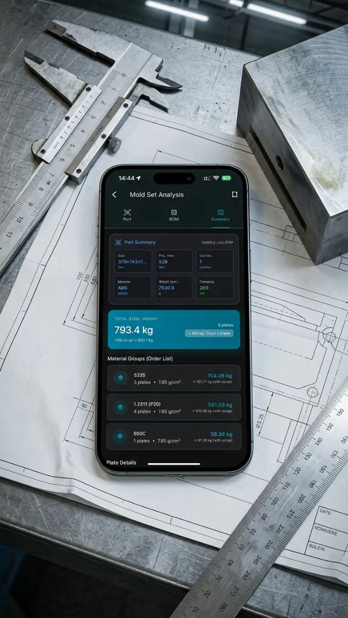 Tezgâh üzerindeki telefonda MoldCalc Pro kalıp seti özeti; yanında kumpas, çelik plaka ve teknik resim.